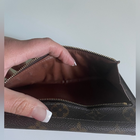 ❗️SOLD❗️Louis Vuitton Eugenie push lock wallet - Picture 4 of 8